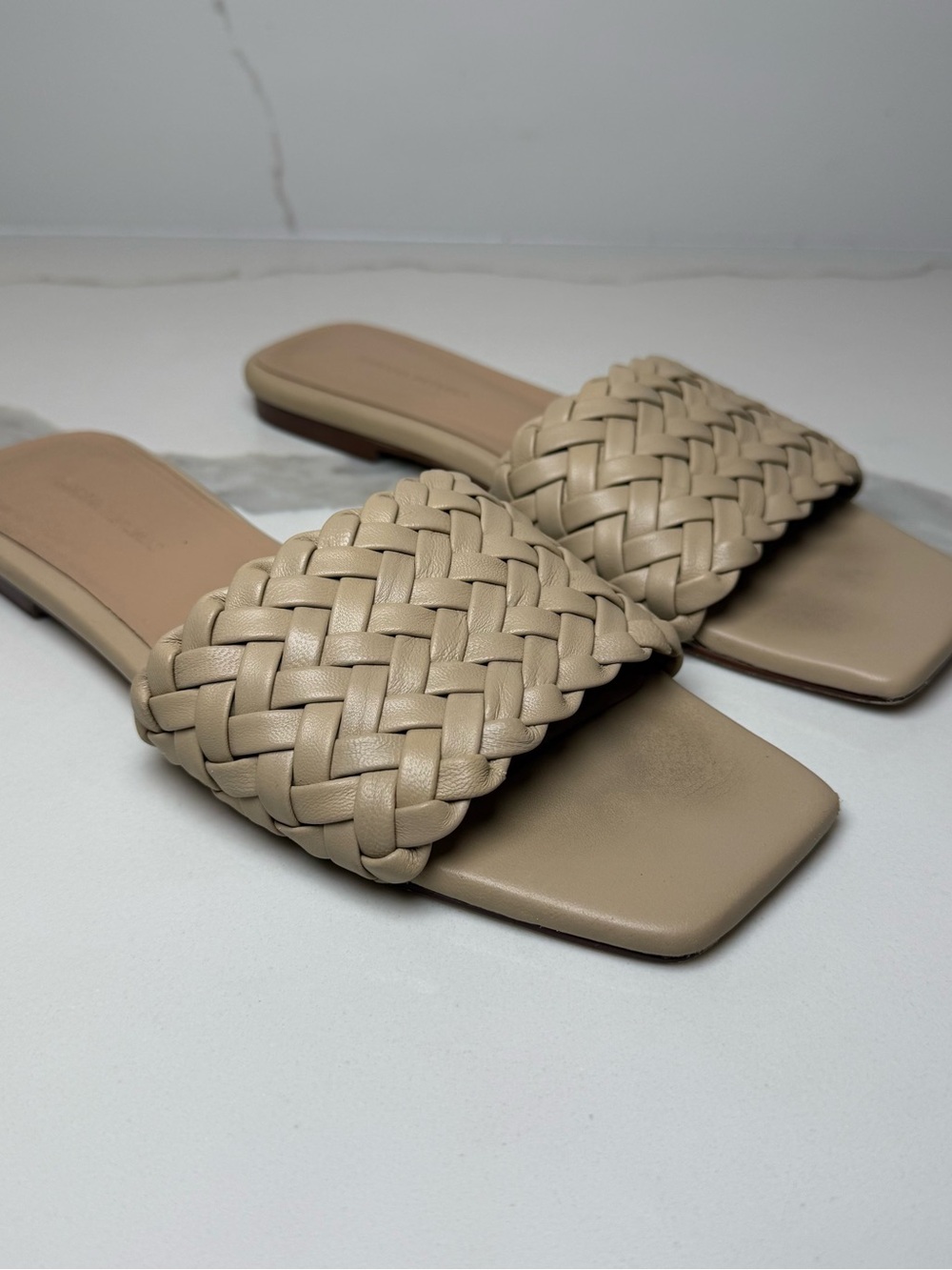 Banana Republic Woven Leather Square Toe 8.5 Nude Beige Sandals Flat FLAWS NOTED